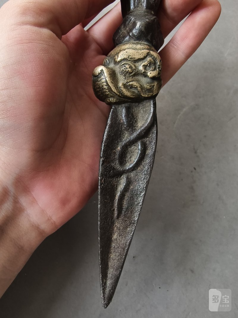 A metal bell (ghanta) and a phurbu - 图5